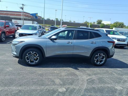 Used 2025 Chevrolet Trax LT w/ Driver Confidence Package FWD image 4