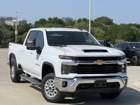 Used 2025 Chevrolet Silverado 2500 LT w/ Convenience Package AWD/4WD image 2