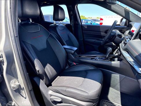 Used 2023 Jeep Compass Trailhawk w/ Trailhawk Convenience Group AWD/4WD image 10