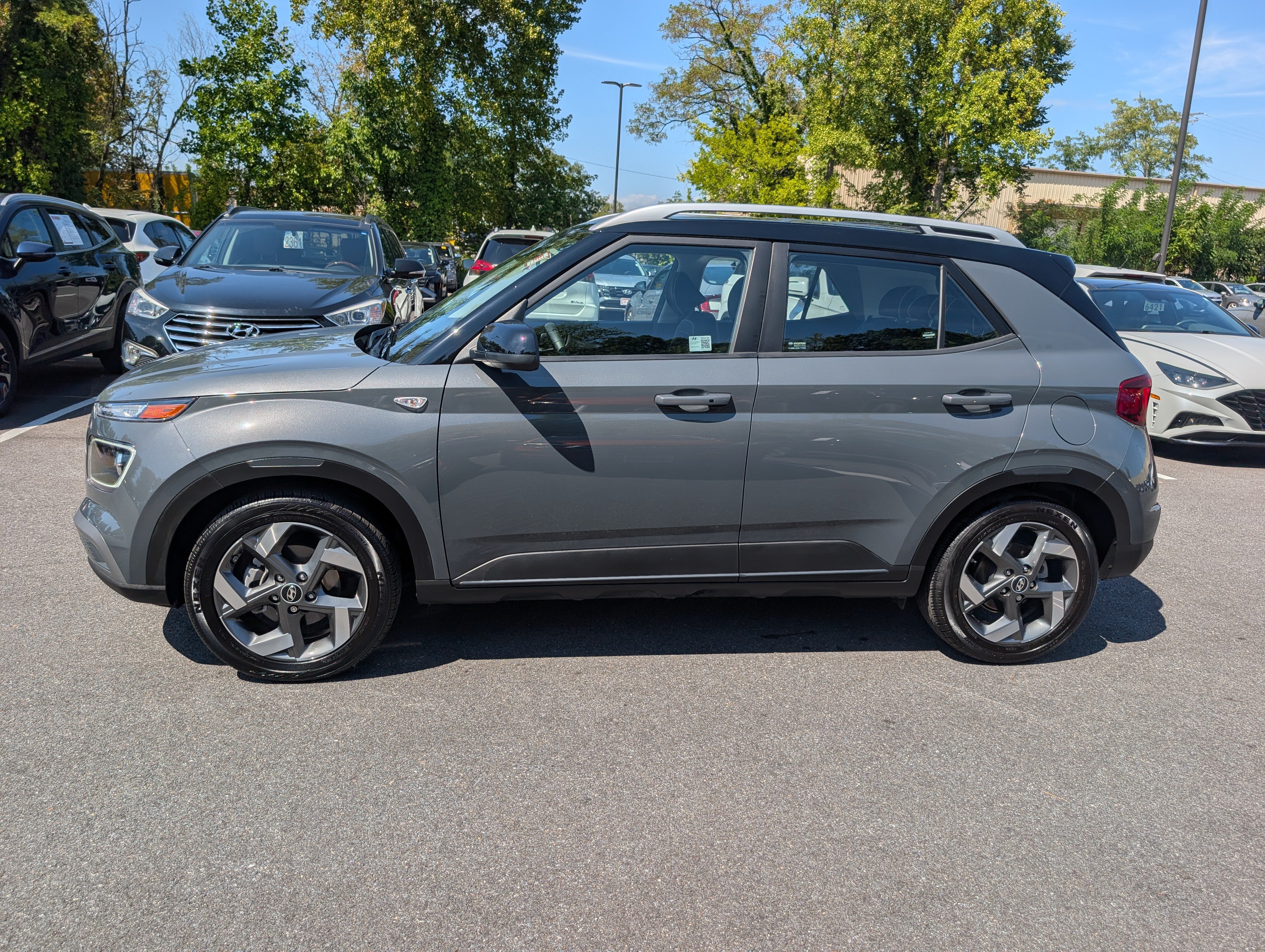 Used 2025 Hyundai Venue Limited FWD image 6