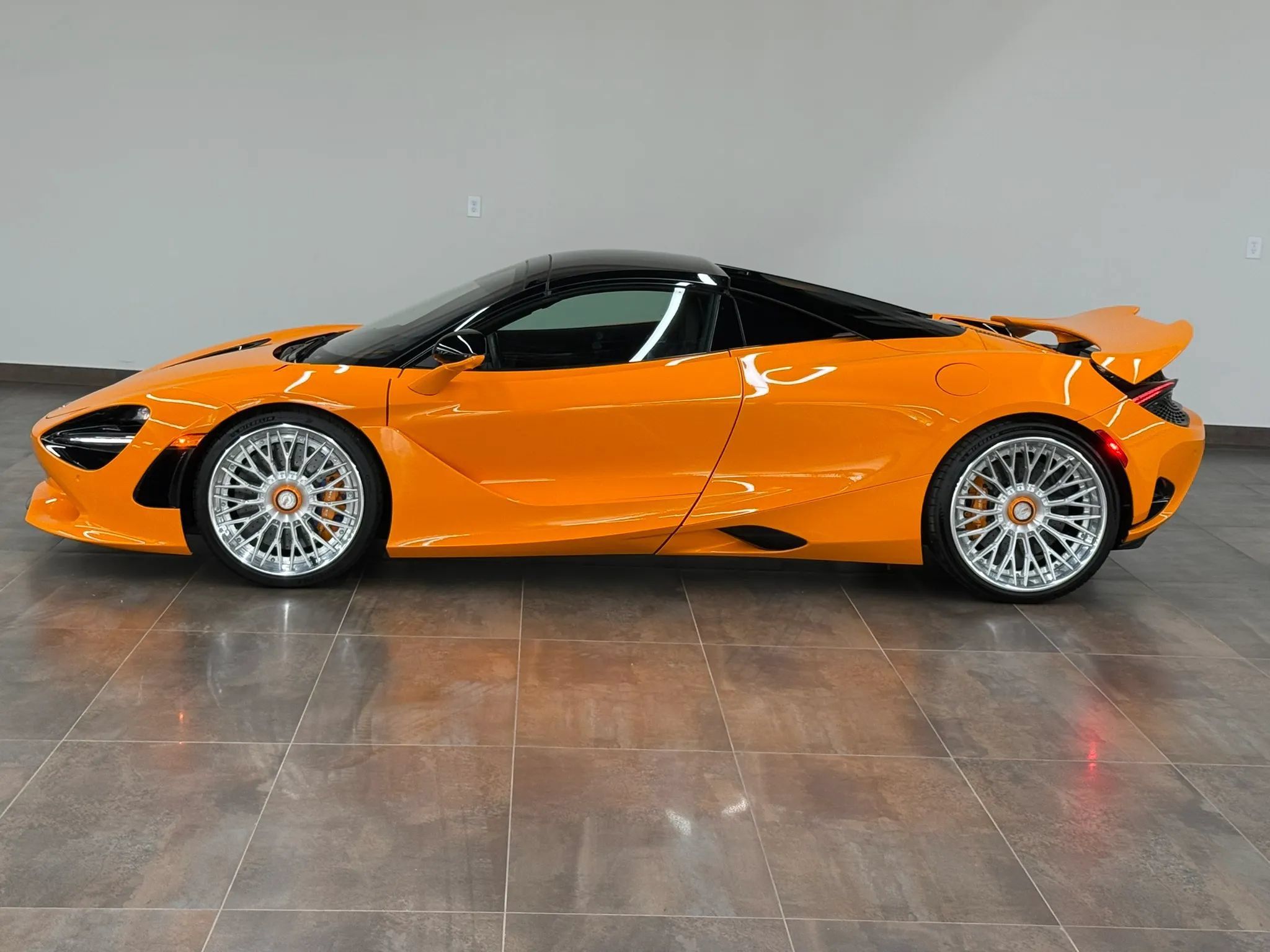 Used 2025 McLaren 750S Spider RWD image 8