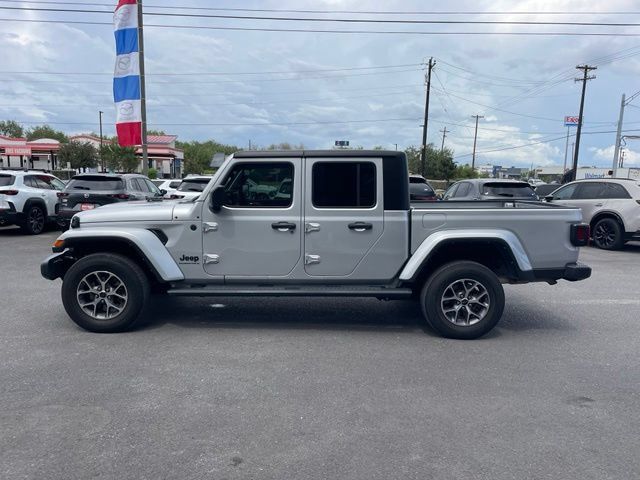 Used 2024 Jeep Gladiator Sport AWD/4WD image 4