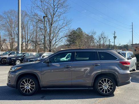 Used 2017 Toyota Highlander SE image 4