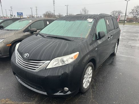 Used 2017 Toyota Sienna XLE image 3