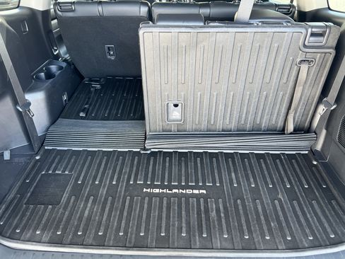 Used 2021 Toyota Highlander XLE AWD/4WD image 19