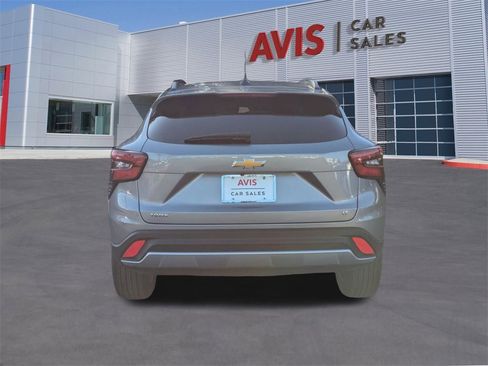 Used 2025 Chevrolet Trax LT w/ LT Convenience Package image 7