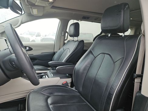 Used 2024 Chrysler Pacifica Limited image 13