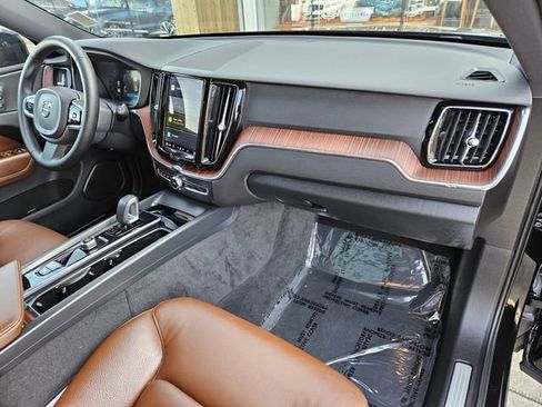 Certified 2023 Volvo XC60 B5 Plus AWD/4WD image 23