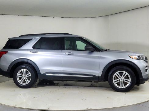 Used 2021 Ford Explorer XLT w/ Equipment Group 202A image 8