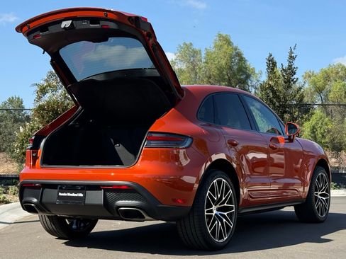 Used 2025 Porsche Macan AWD/4WD image 32