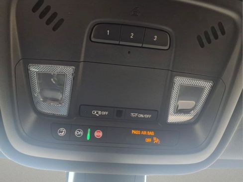 Used 2023 Chevrolet Traverse LT FWD image 30