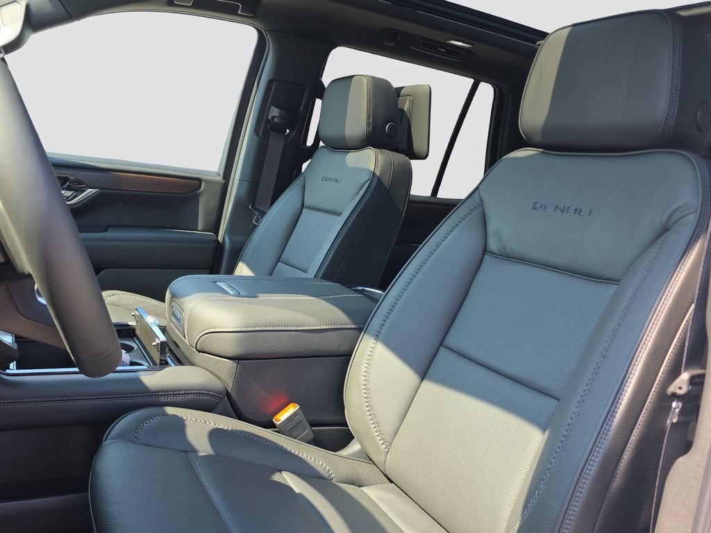 Used 2026 GMC Yukon Denali w/ Advanced Technology Package AWD/4WD image 7