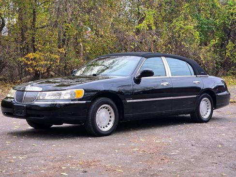 Used 2000 Lincoln Town Car Executive RWD image 1