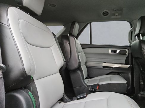 Used 2021 Ford Explorer XLT w/ Equipment Group 202A image 31