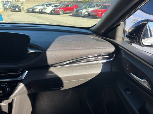 Used 2025 Buick Envista Sport Touring image 35