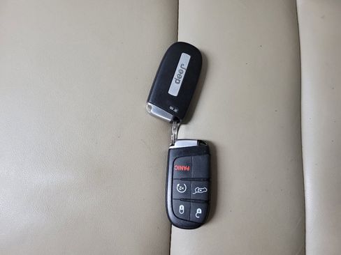 Used 2020 Jeep Grand Cherokee Limited AWD/4WD image 32