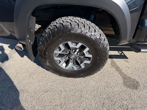 Used 2017 Toyota Tacoma TRD Off-Road w/ Premium & Technology Package AWD/4WD image 11