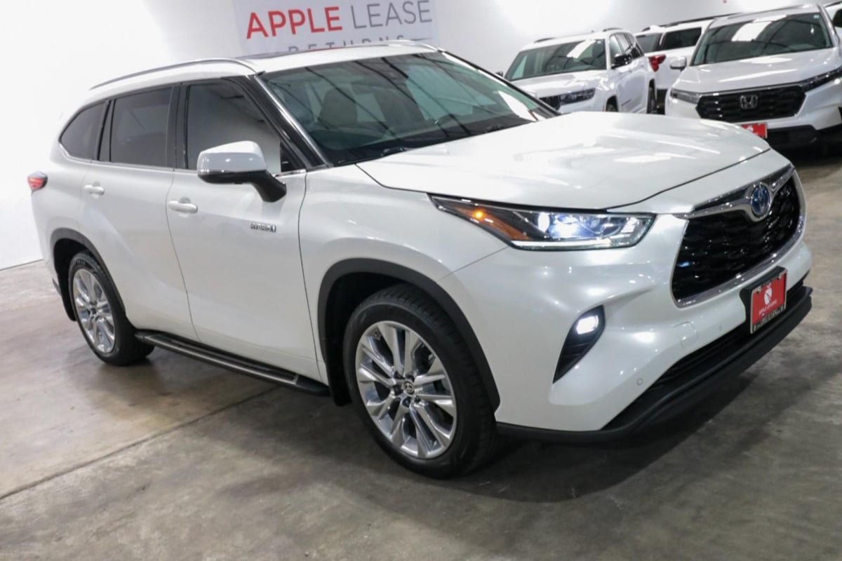 Used 2021 Toyota Highlander Limited FWD image 3