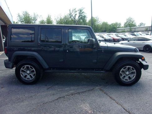 Used 2016 Jeep Wrangler Unlimited Rubicon w/ Connectivity Group AWD/4WD image 4