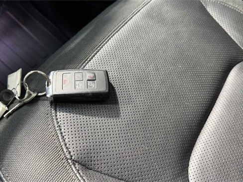 Used 2020 Land Rover Defender 110 SE image 36