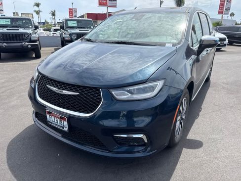 Used 2023 Chrysler Pacifica Limited FWD image 2