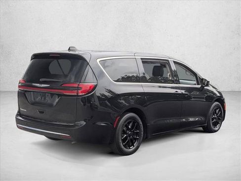 Used 2023 Chrysler Pacifica Touring-L FWD image 5
