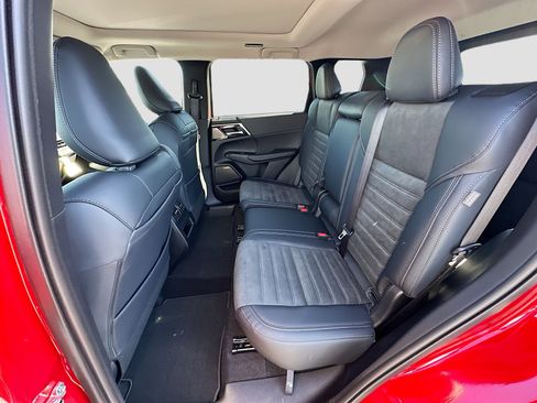 New 2025 Mitsubishi Outlander SE image 17