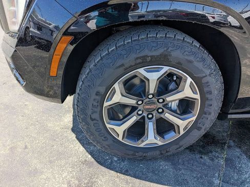 Certified 2025 GMC Yukon XL AT4 Ultimate w/ LPO, Floor Liner Package AWD/4WD image 16