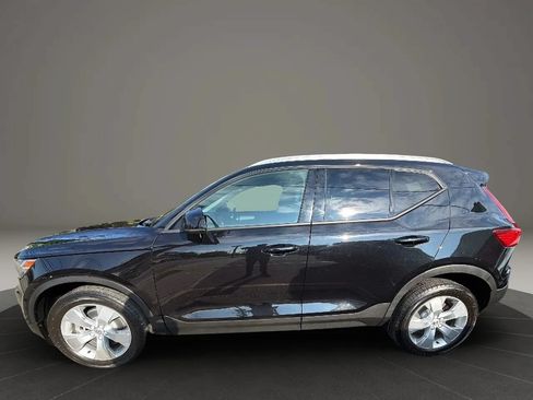 Used 2022 Volvo XC40 T4 Momentum FWD image 8