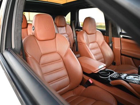 Used 2016 Porsche Cayenne Turbo image 20