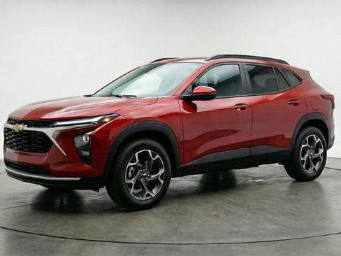 Used 2025 Chevrolet Trax LT FWD image 3