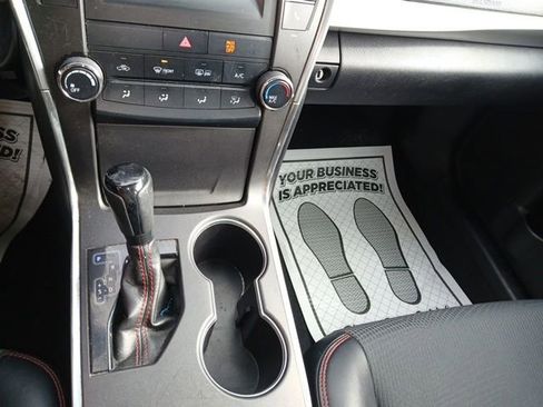 Used 2017 Toyota Camry SE image 21