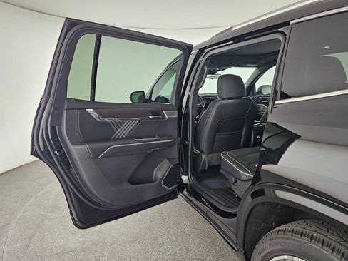 Used 2025 GMC Acadia Denali w/ Super Cruise Package image 12