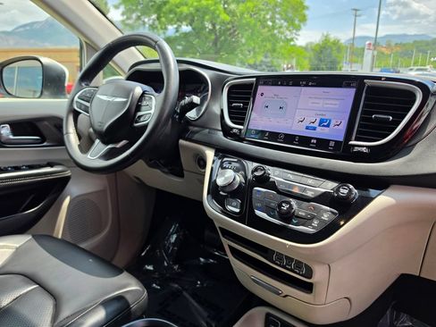 Used 2023 Chrysler Pacifica Touring-L FWD image 18