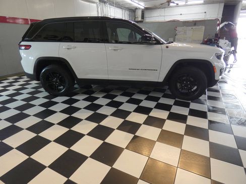 Used 2022 Jeep Grand Cherokee Trailhawk w/ Advanced Protech Group II AWD/4WD image 4