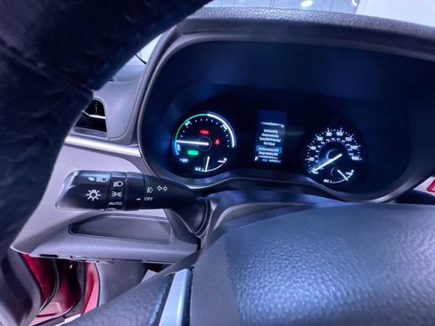 Used 2022 Toyota Sienna XLE image 18