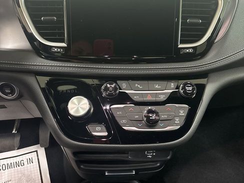 New 2026 Chrysler Pacifica Select image 12