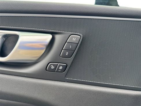 Certified 2025 Volvo XC60 B5 Core image 12