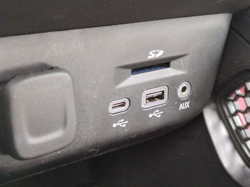 Used 2021 Chevrolet TrailBlazer RS w/ Technology Package image 36