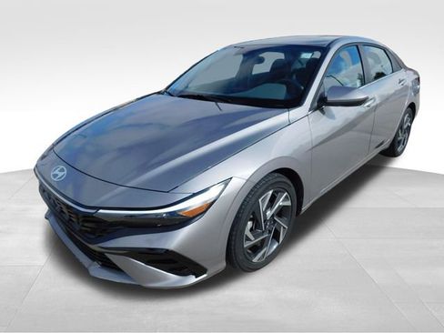 Used 2025 Hyundai Elantra SEL image 3