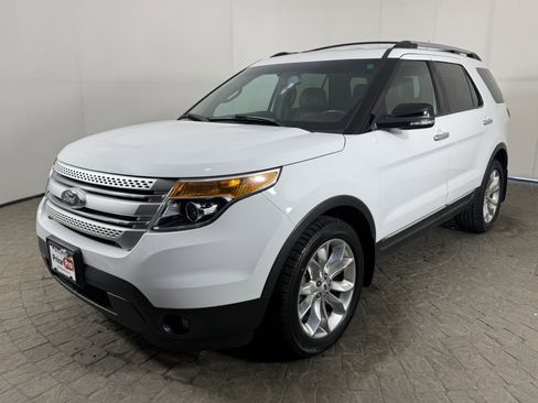 Used 2015 Ford Explorer XLT w/ Equipment Group 202A AWD/4WD image 3