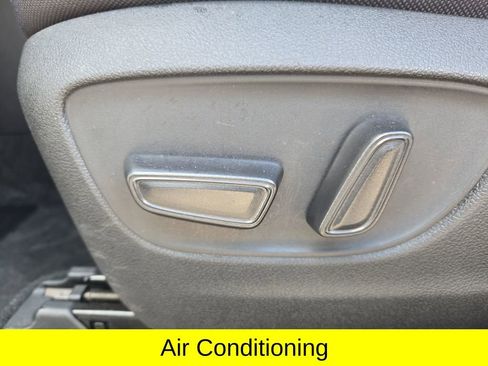 Used 2024 Toyota Highlander LE FWD image 14