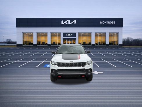 Used 2025 Jeep Compass Trailhawk AWD/4WD image 2