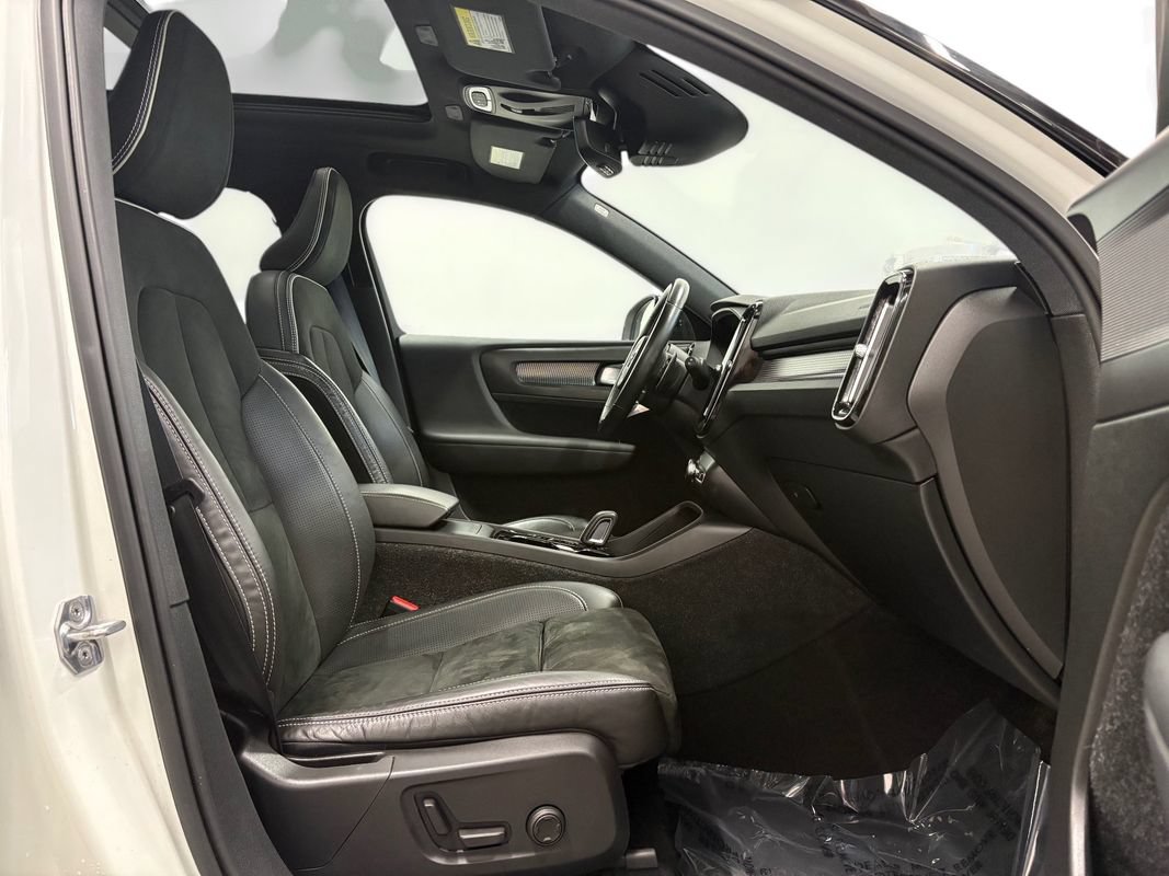 Used 2020 Volvo XC40 T5 R-Design AWD/4WD image 16