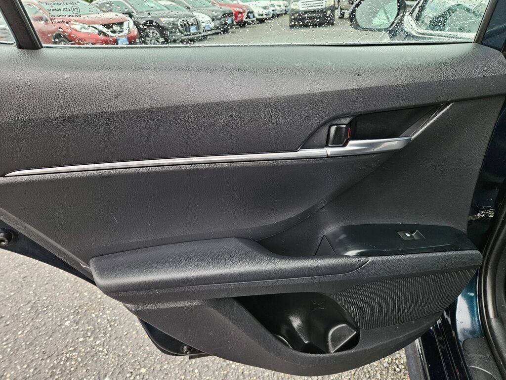Used 2018 Toyota Camry SE FWD image 12