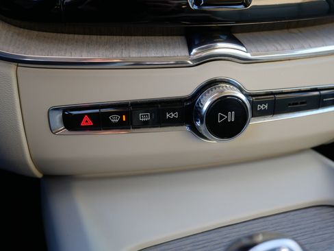 Used 2019 Volvo XC60 T8 Inscription w/ Advanced Package image 32