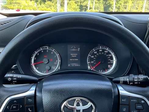 Used 2021 Toyota Highlander L FWD image 25