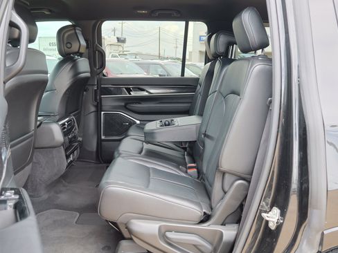 Used 2023 Jeep Wagoneer 4WD image 31