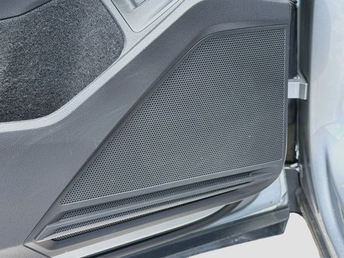 Used 2023 Volkswagen Tiguan SE w/ Panoramic Sunroof Package FWD image 24