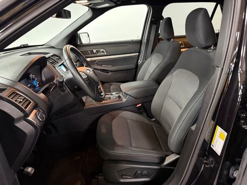 Used 2019 Ford Explorer XLT AWD/4WD image 9